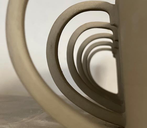 Série de mugs à anses en cours de fabrication