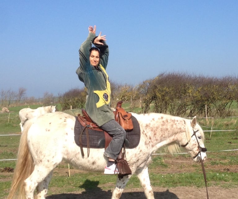 Michal Bleibtreu, danseuse, exécute des arabesques sur son cheval