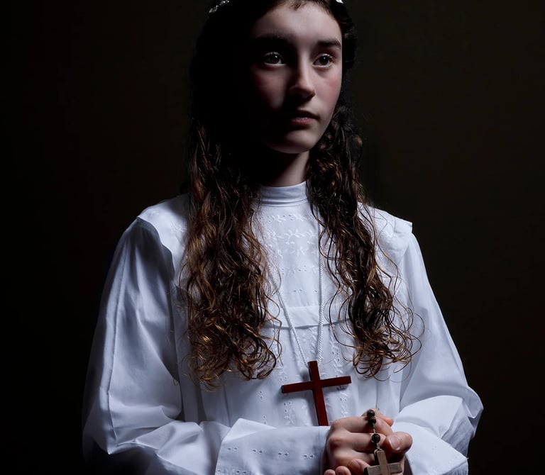 lumbres saint omer -communion-un-vrai-tableau-de-la-renaissance-bougie-regard-perdu-florent-photographe-fanie-boulogne-sur