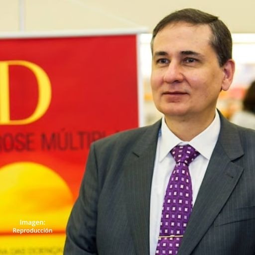 Fotografía de Dr. Cícero Coimbra sonriendo, el gran homenajeado de la noche.