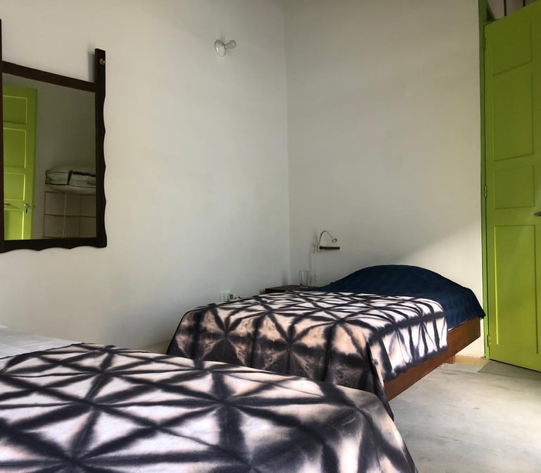 Habitación sencilla con dos camas individuales en Casa Bela Honda Tolima.