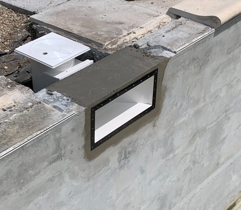Skimmer d'une piscine installé lors de la construction d'une piscine