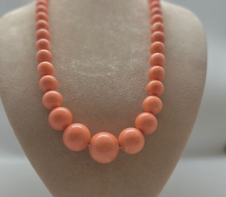 pallini in corallo; collana sferica di corallo