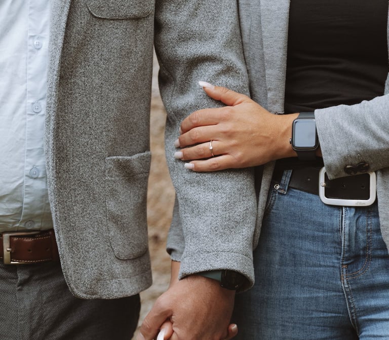 Hochzeitsfotograf Lichtenfels: Detailaufnahme der Hände mit funkelndem Verlobungsring. 