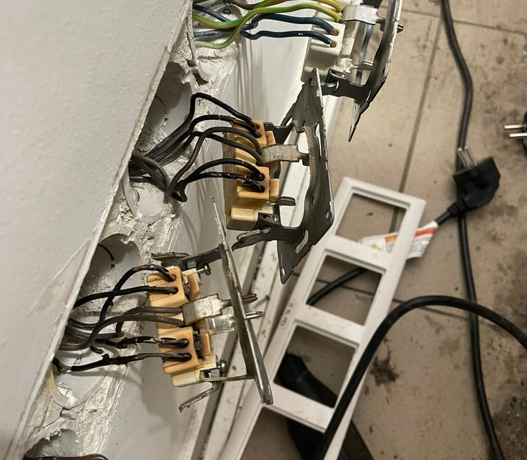 Gedimų taisymas: Elektrikas taisantis elektros gedimą bute Kaune