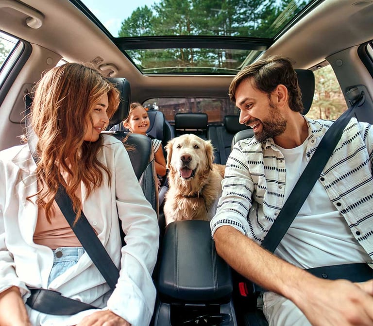 Familia viajando segura