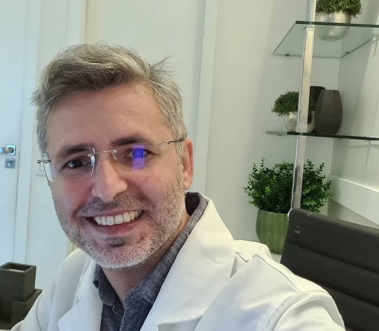 Dr Gilnard Caminha Aguiar é neurocirurgião em Fortaleza e opera patologias do cérebro e da coluna
