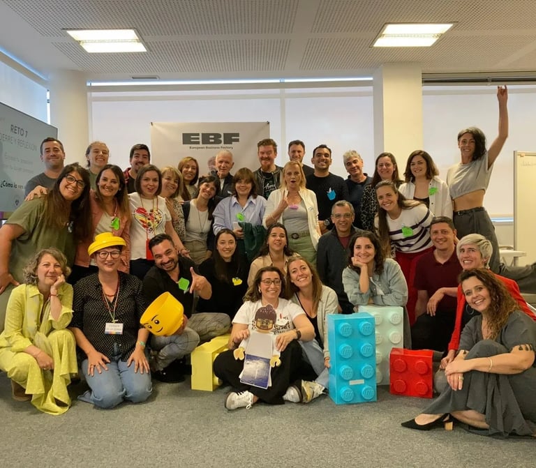 Grupo de personas reunidas mirando a la cámara.