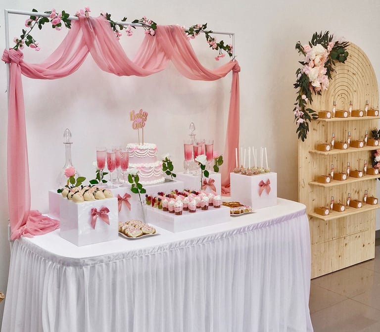 Décoration du buffet, baby shower, baptême fille, déco rose avec fleurs