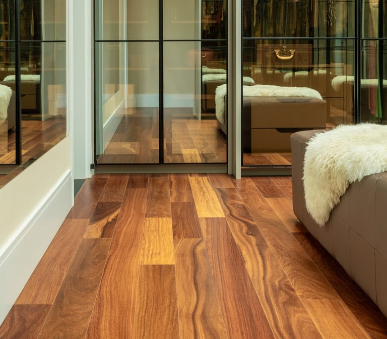 quarto com madeira natural e rodapé branco