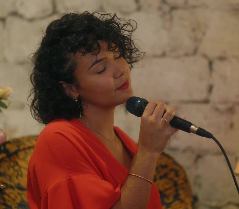 Une femme avec une robe orange tenant un microphone