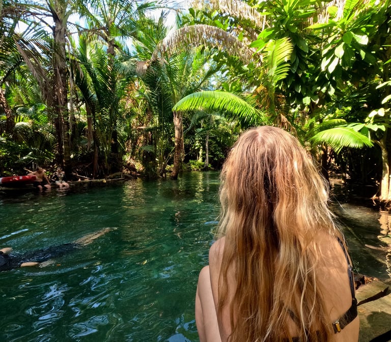 kobieta w bikini nad jeziorem