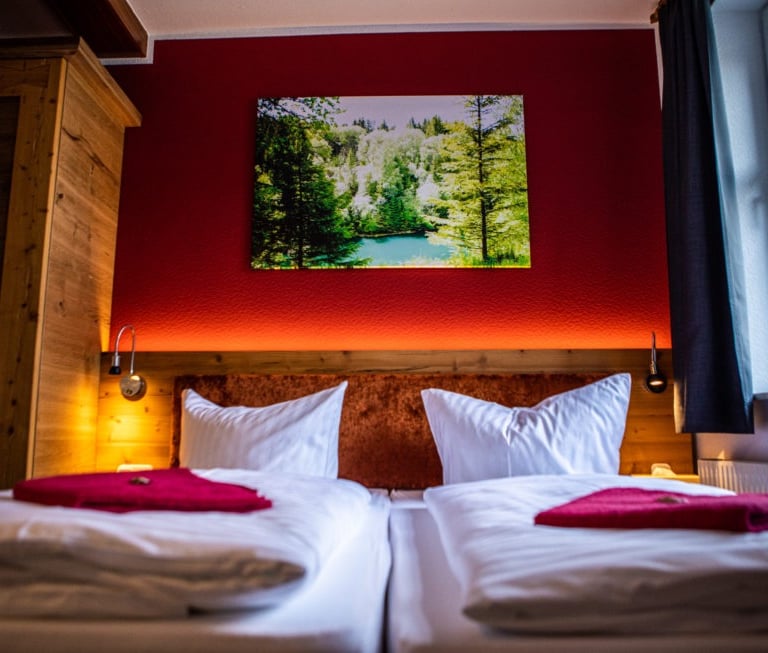 Doppelbett in einem Hotel mit indirekter Beleuchtung
