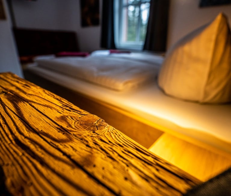 Hotelbett mit Altholzelementen