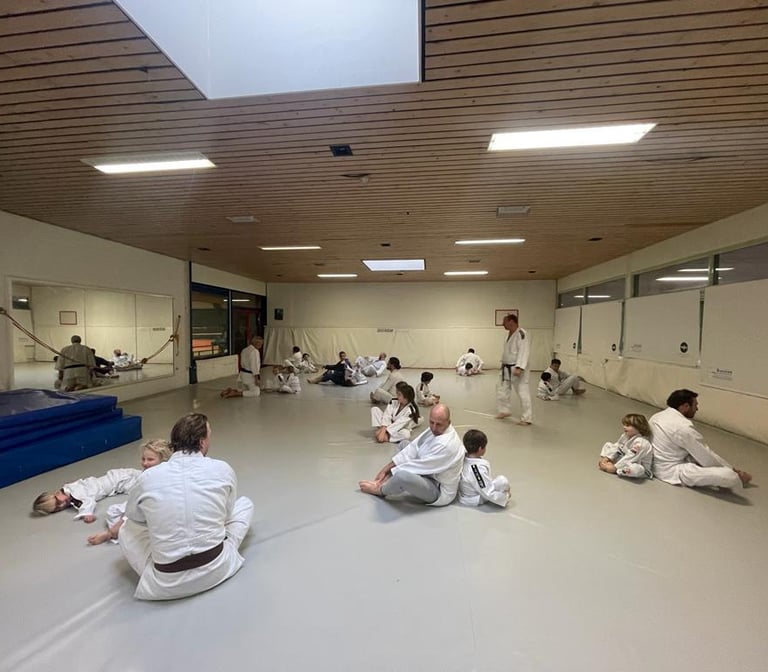 Ouder en kind judo onder leiding van sensei Patrick de Ridder