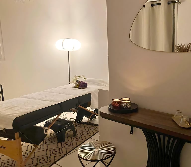 Image du salon de beauté Serenis Beauté à Rouffiac-Tolosan, avec une table de massage dans une ambiance chaleureuse.