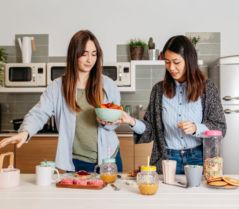 Amigas platicando sobre su alimentación
