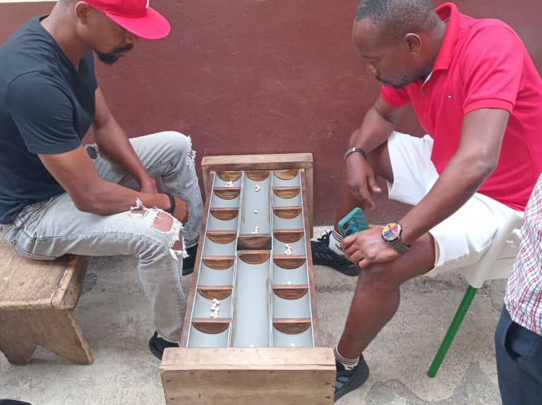 Dos hombres jugando al Akong