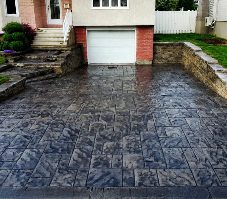 Entrée de dalles imbriquées avec murs de retenue et escaliers par M2 Paysage