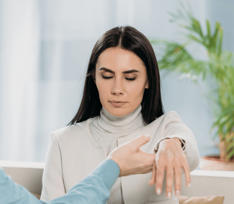 femme yeux fermés main tendue