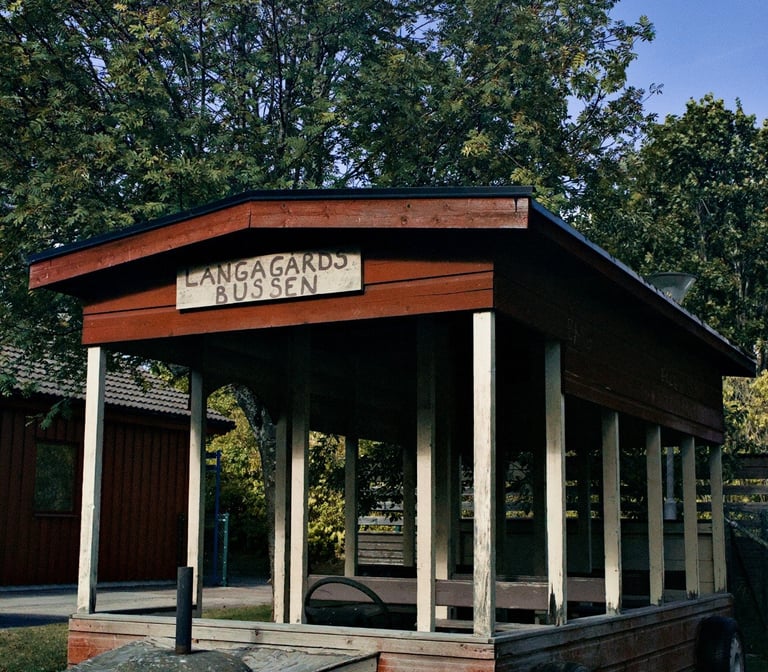 En buss i trä som barnen på förskolan i Moheda lekte i när dem var utomhus