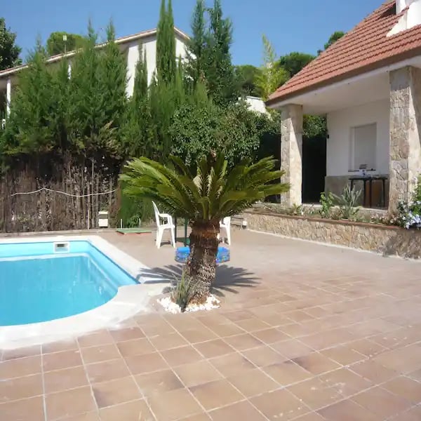 Piscina exterior con palmeras de casa homeliving50 en las ginesteras