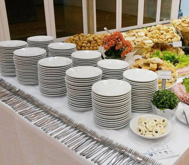 Talheres e pratos para aluguel, essenciais para servir refeições com praticidade em festas e eventos