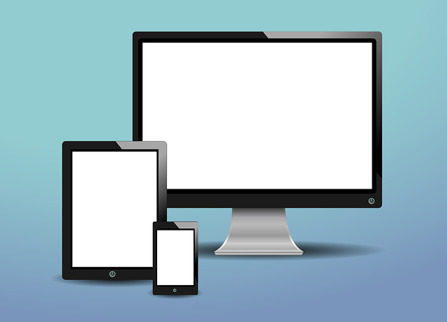 Un monitor de computadora, una tableta y un teléfono móvil