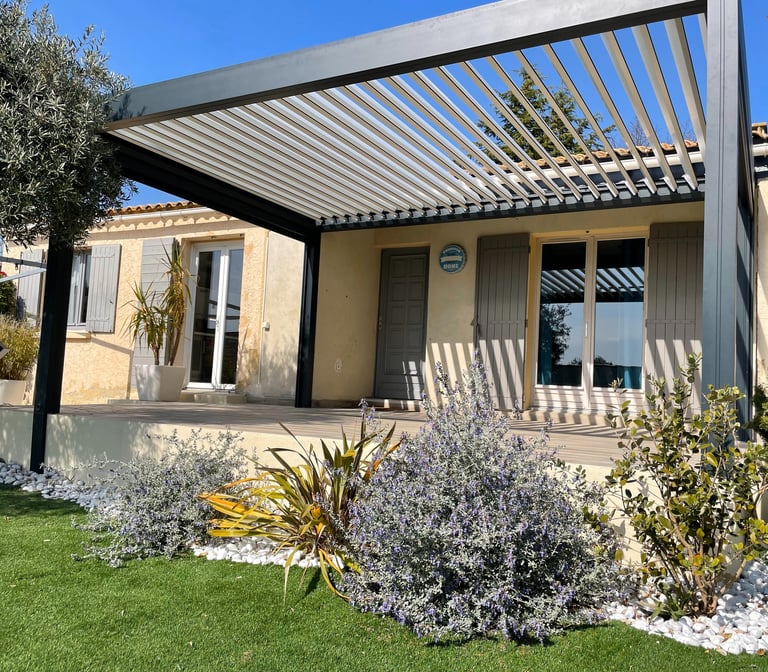 Magnifique pergola bioclimatique versus metal
