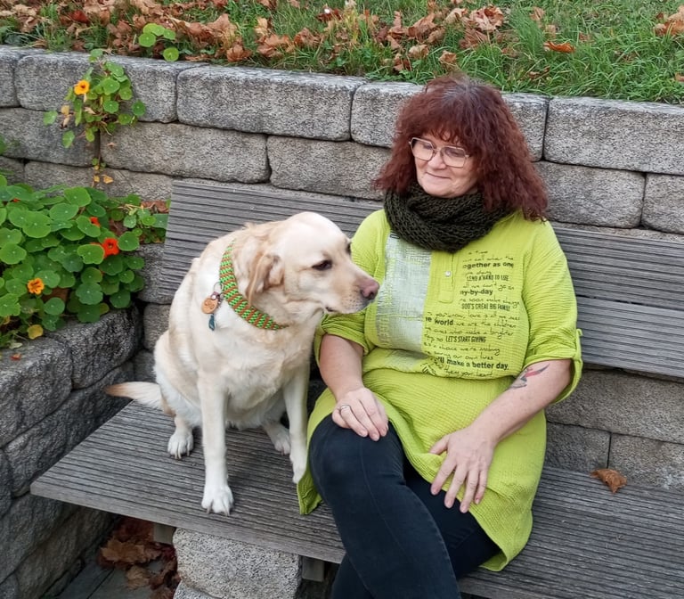 Carmen Robrecht mir ihrer Hündin Bonny auf einer Bank sitzend