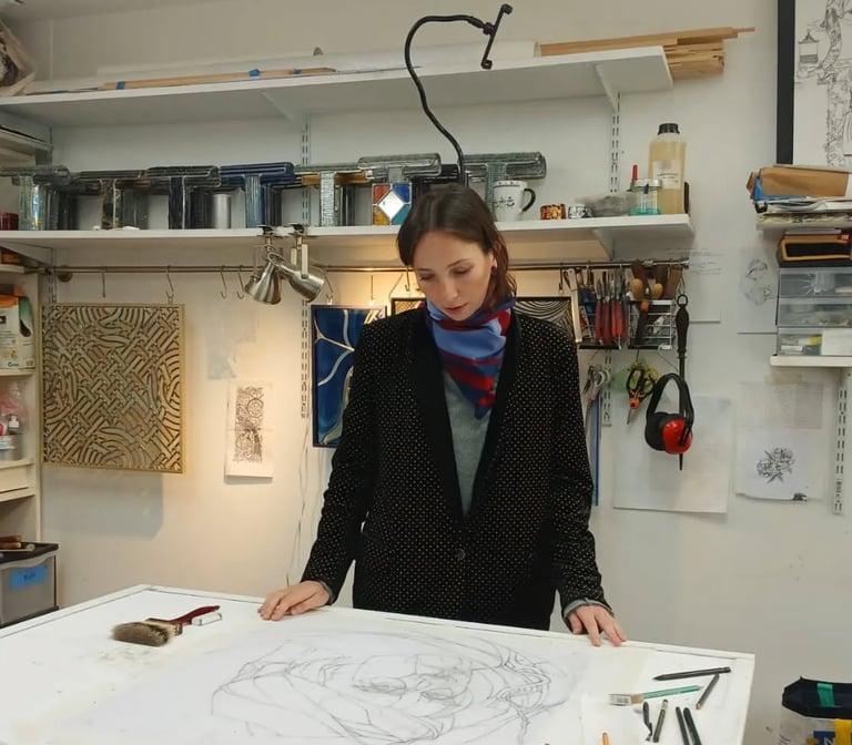 L'artiste Édith Théret réalise le tracé préparatoire d'un futur projet de vitrail contemporain.