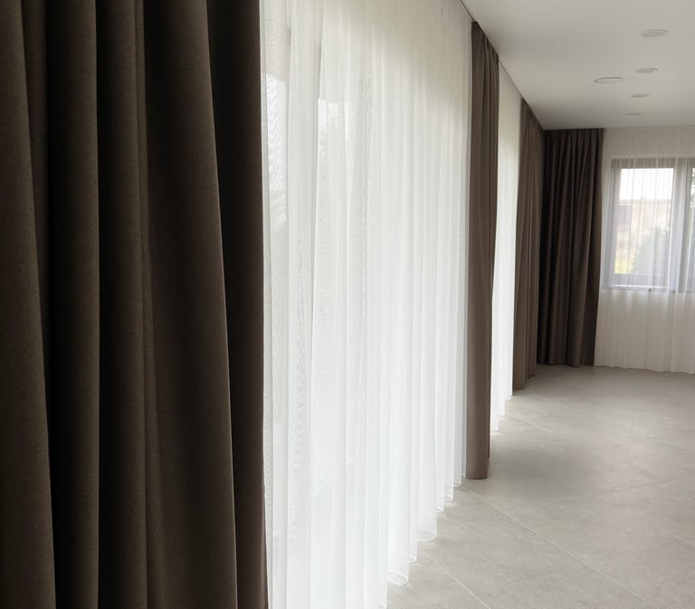 pilnai tamsinančios naktinės ir lengvos dieninės