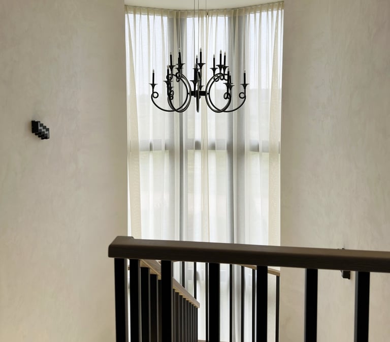 Tarpinio dengimo užuolaida laiptinei