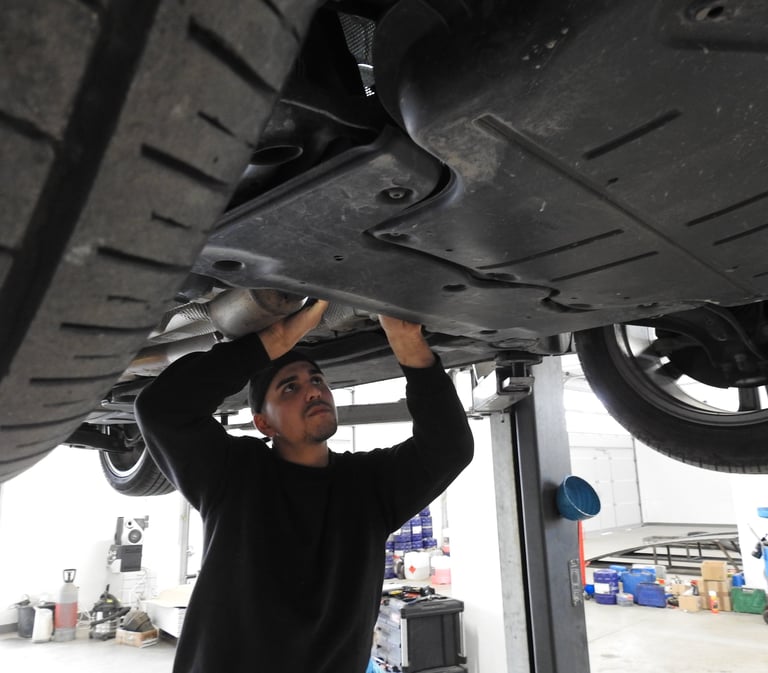 Automechaniker prüft ein Auto auf der Hebebühne