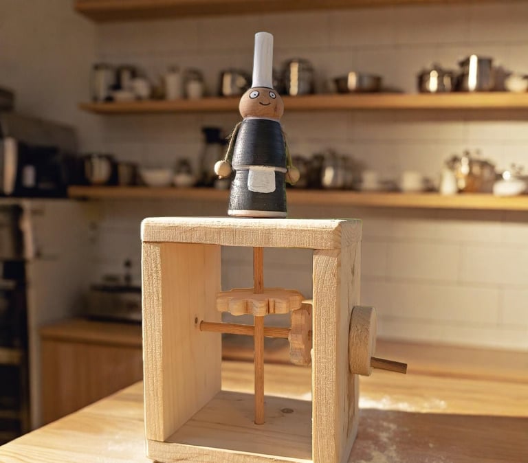 Bigoudène faite main, montée sur engrenages en bois.