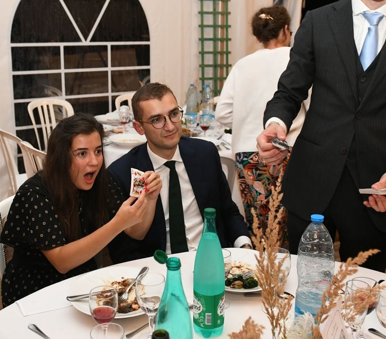 spectatrice qui tient avec une carte