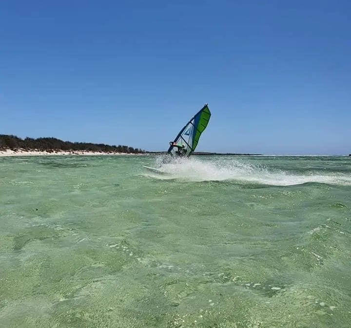 Windsurf à la Baie de Sakalava à Diego-Suarez Madagascar devant l’Ocean Lodge