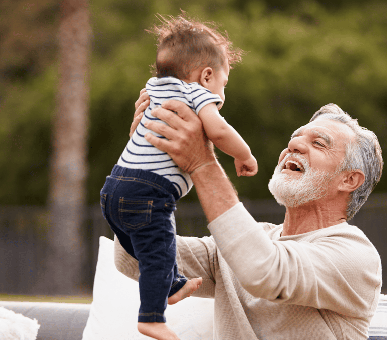 Abuelitos modernos de creciendo en casa con cris