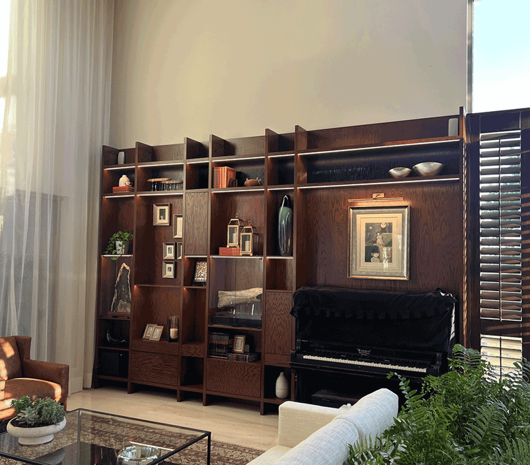 Librero de madera y piano en sala residencial elegante | KARÄNA