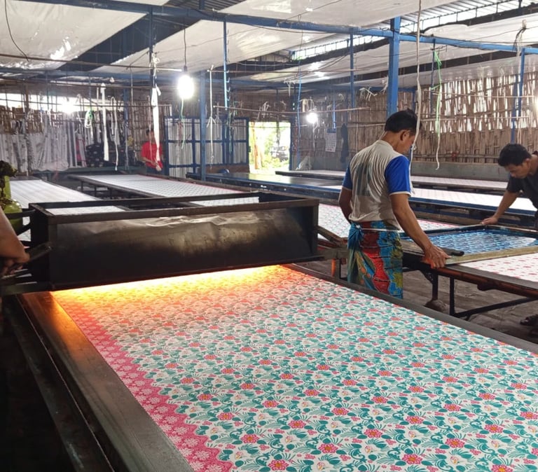Pengecekan kualitas baju seragam harga batik printing untuk karyawan korporat