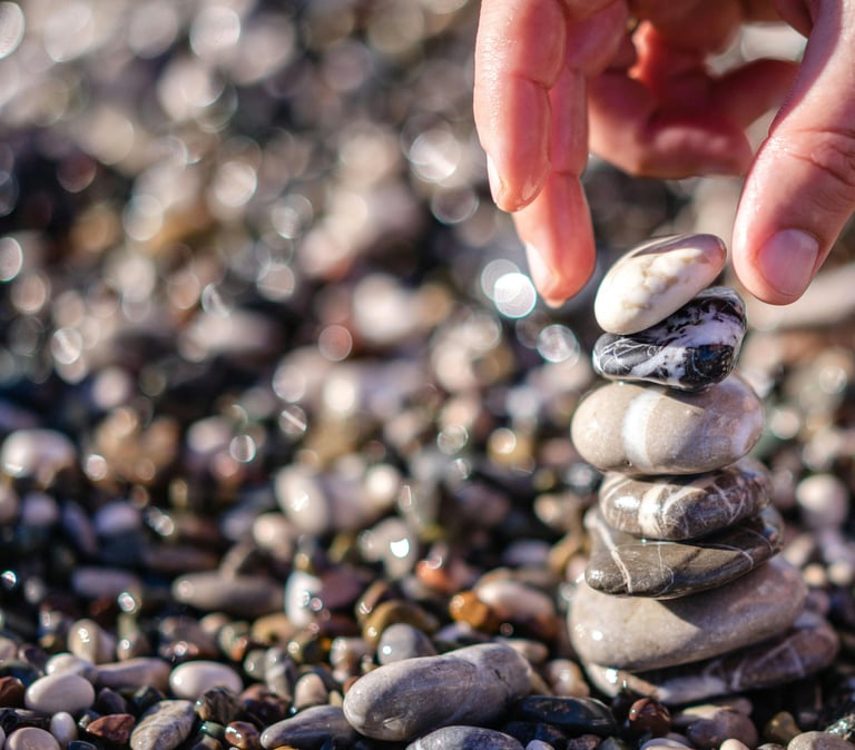 Pose d'une pierre comme sur un édifice