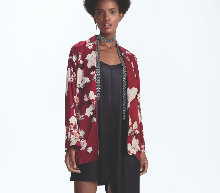 Kimono com estampa floral em fundo vermelho desenvolvida com exclusividade e pintada em aquarela