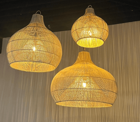 Hanglampen met een natuurlijk ontwerp en warme verlichting in een moderne ruimte.