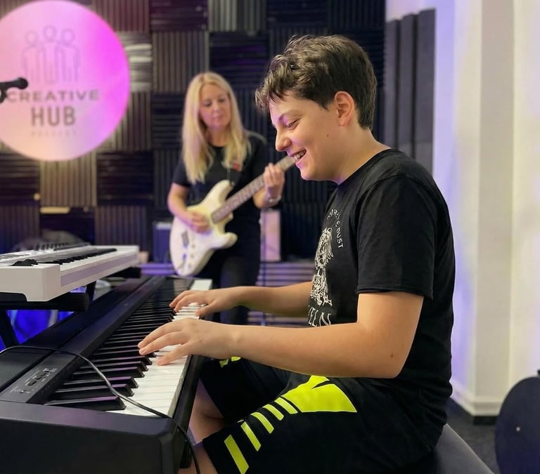 Bambino Adolescente a Lezione di Gruppo di Pianoforte e Tastiere Moderne