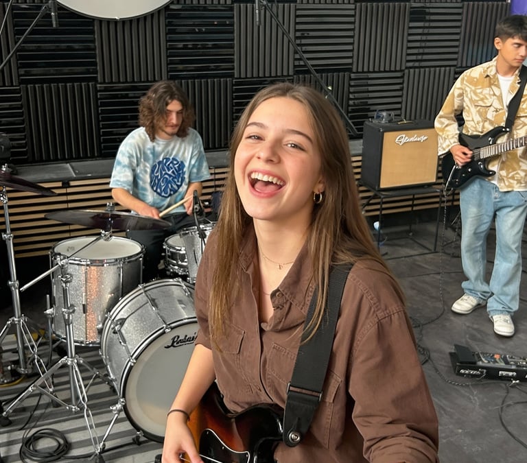 Giovane bassista durante la formazione musicale