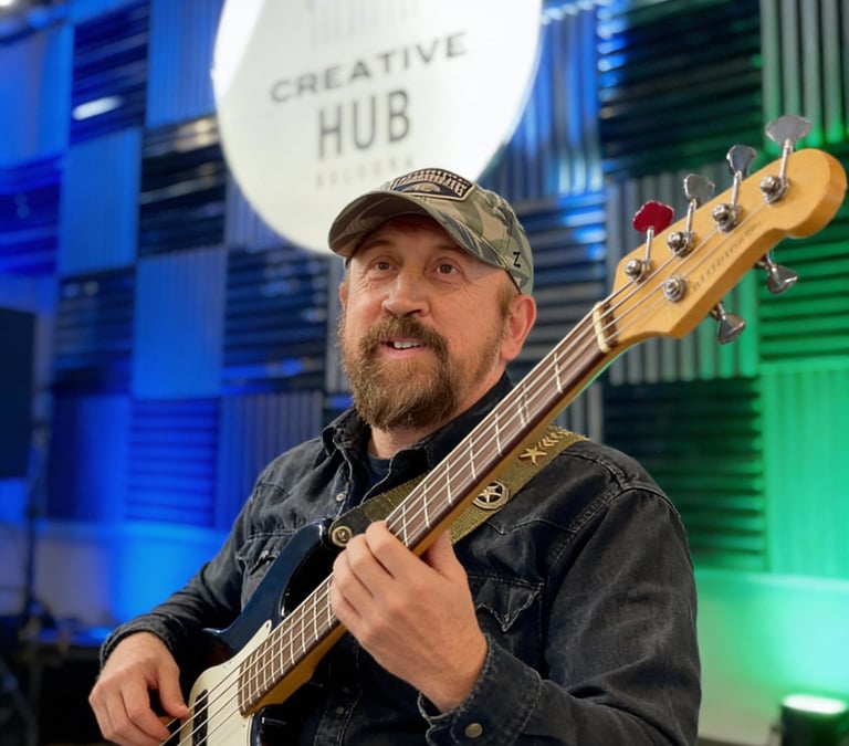 Allievo adulto del corso di basso presso Creative Hub Academy Bologna