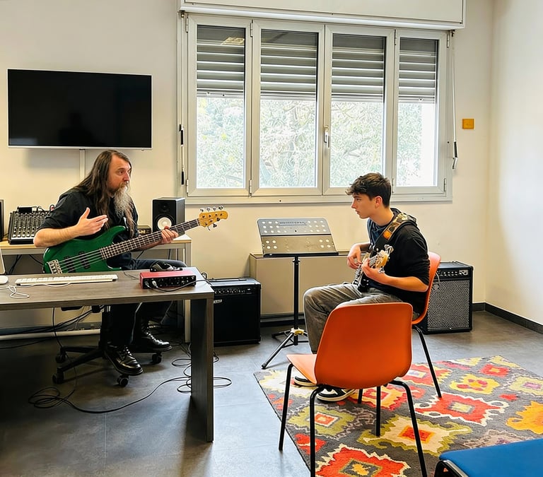 Adolescente durante lezione di basso in aula attrezzata presso Creative Hub Academy Bologna