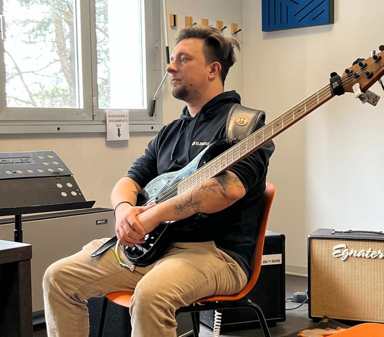 Musicista durante lezioni avanzate di basso elettrico