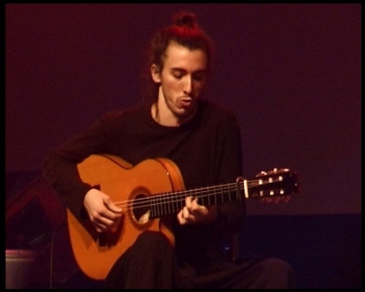 Paco Lomeña tocando un sólo de guitarra.