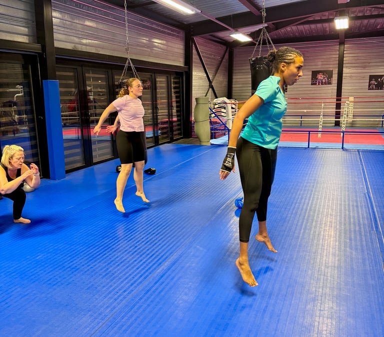 Séance de fitness : deux femmes réalisent un exercice combinant renforcement musculaire et cardio